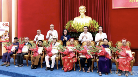 Chủ tịch Ủy ban Trung ương MTTQ Việt Nam trao tặng Huy hiệu 80 năm tuổi Đảng cho các đảng viên ở Phú Thọ