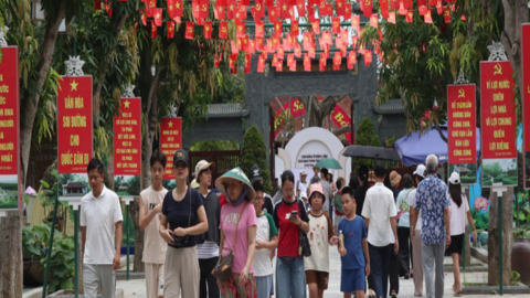 Dòng người muôn phương về thăm quê Bác dịp Tết Độc lập