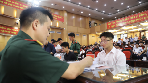 Thủ khoa Học viện Quân y học bạ nhiều môn 10 phẩy làm thủ tục nhập học