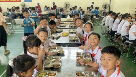 Suất ăn 40.000 đồng bị chê 'toàn tóp mỡ', trường dừng bán trú