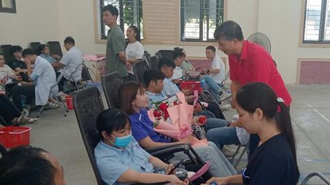 Hơn 400 công nhân tại Ninh Bình tham gia hiến máu tình nguyện