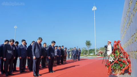 Hai Thủ tướng Việt Nam và Lào dâng hoa tại Công viên Hữu nghị Lào - Việt Nam