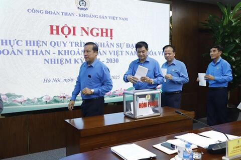 <a href="/doanh-nghiep" title="Doanh nghiệp" rel="dofollow">Doanh nghiệp</a>