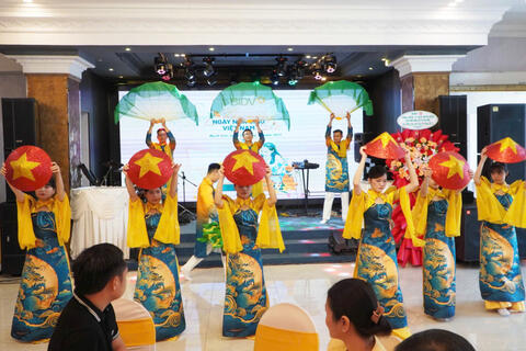 <a href="/ngan-hang" title="Ngân hàng" rel="dofollow">Ngân hàng</a>