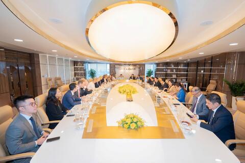 <a href="/ngan-hang" title="Ngân hàng" rel="dofollow">Ngân hàng</a>