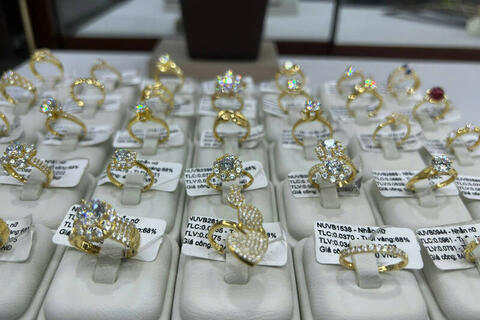 <a href="/thi-truong" title="Thị trường" rel="dofollow">Thị trường</a>