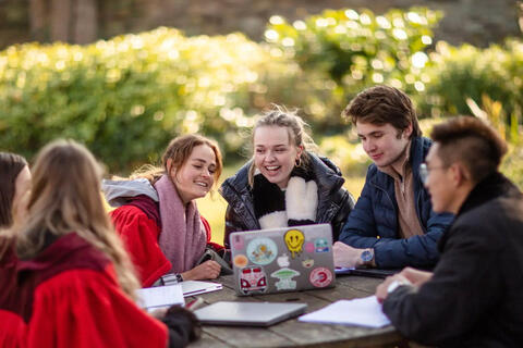 <a href="/the-gioi" title="Thế giới" rel="dofollow">Thế giới</a>