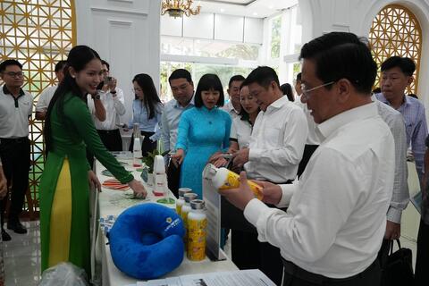 <a href="/doanh-nghiep" title="Doanh nghiệp" rel="dofollow">Doanh nghiệp</a>