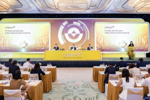 <a href="/ngan-hang" title="Ngân hàng" rel="dofollow">Ngân hàng</a>