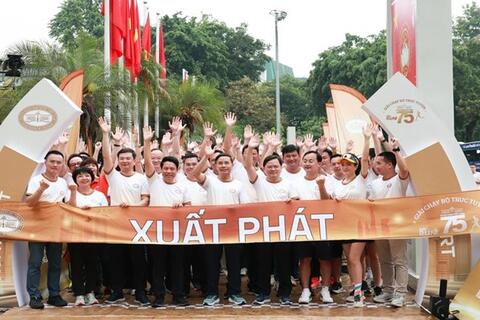 <a href="/ngan-hang" title="Ngân hàng" rel="dofollow">Ngân hàng</a>