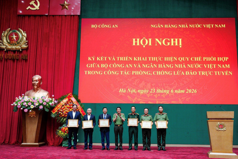 <a href="/ngan-hang" title="Ngân hàng" rel="dofollow">Ngân hàng</a>