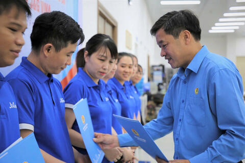<a href="/doanh-nghiep" title="Doanh nghiệp" rel="dofollow">Doanh nghiệp</a>