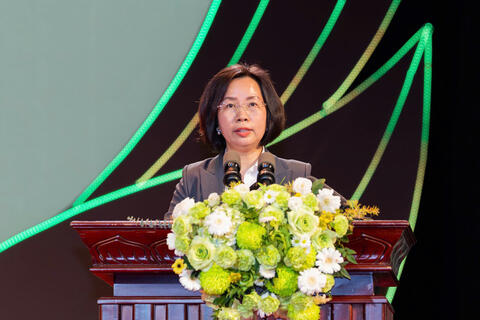 <a href="/ngan-hang" title="Ngân hàng" rel="dofollow">Ngân hàng</a>