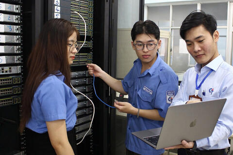 <a href="/doanh-nghiep" title="Doanh nghiệp" rel="dofollow">Doanh nghiệp</a>