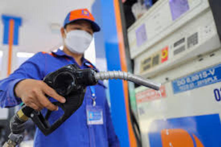 Giá xăng dầu hôm nay 15/07/2025: Duy trì quanh mức cao nhất trong 3 tuần