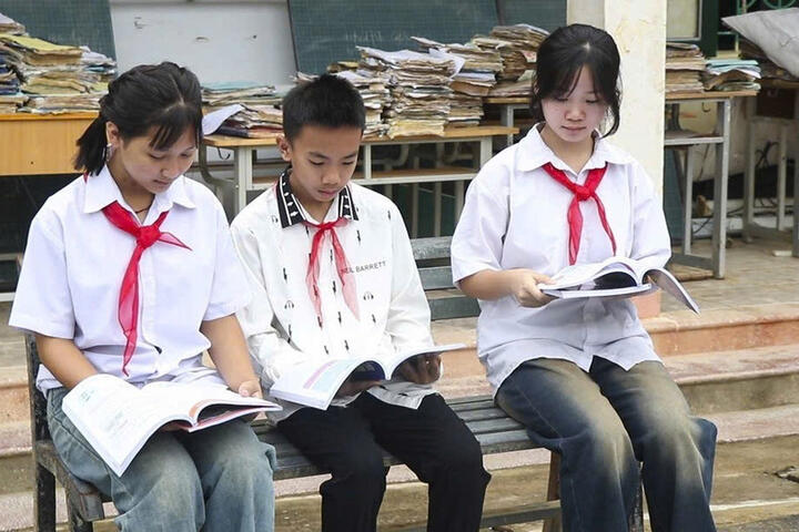 NXBGDVN cam kết đồng hành cùng học sinh và các trường vùng bão lũ