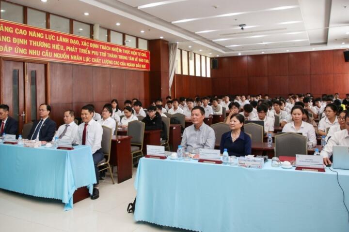 PVU tổ chức thành công hội thảo chuyên đề "Thách thức và đổi mới trong chuyển dịch năng lượng tái tạo"