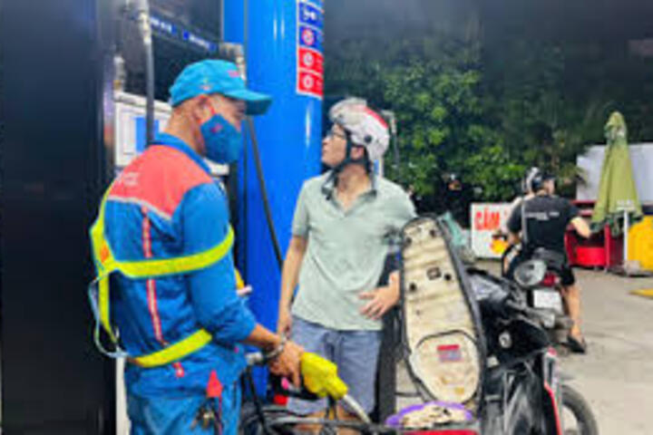 Giá xăng dầu hôm nay ngày 17/11/2025: Tiếp tục tăng mạnh