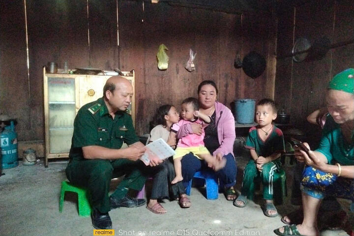 'Thầy giáo quân hàm xanh' nỗ lực thắp sáng con chữ ở Piêng Vai