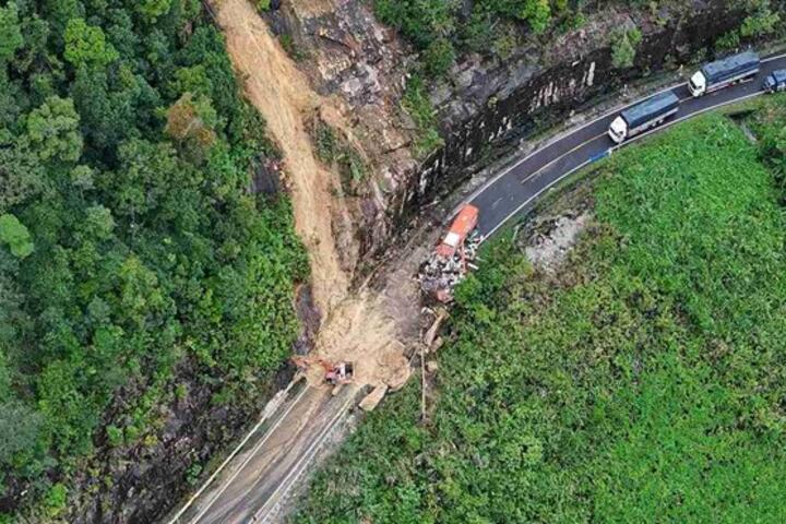 Cấm lưu thông từ Nha Trang lên Đà Lạt qua đèo Khánh Lê do sạt lở