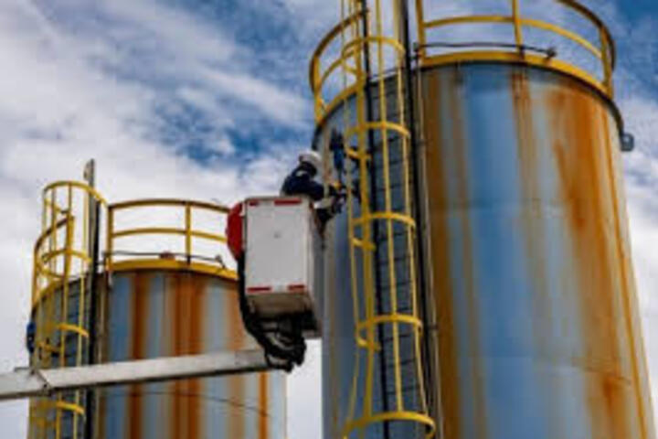 Giá dầu giảm mạnh, áp lực bán phủ kín thị trường năng lượng