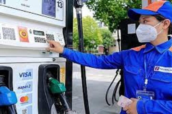 Giá xăng dầu hôm nay 09/12/2025: Đảo chiều giảm gần 2%