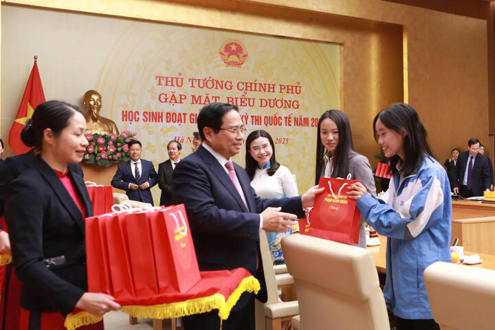 Nóng trong tuần: Phê duyệt bộ SGK thống nhất; biểu dương HS đoạt giải quốc tế