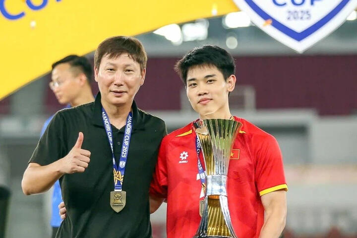 Huấn luyện viên Kim Sang Sik: Người viết nên trang sử mới cho bóng đá Việt Nam