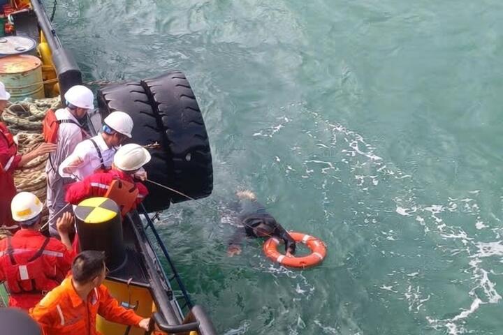 Tàu PTSC 03 kịp thời cứu ngư dân trôi dạt trên biển Dung Quất