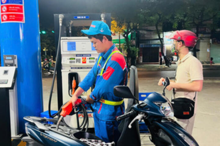 Giá xăng dầu hôm nay 14/1/2026: Tăng mạnh gần 3%