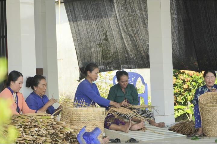 Làng nghề đan lục bình ở An Giang tất bật xuất hàng dịp Tết