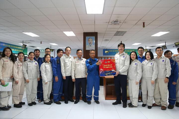 “Petrovietnam: Xuân Gắn kết – Tết Nghĩa tình” Bính Ngọ 2026: Công đoàn Petrovietnam thăm hỏi, chúc Tết người lao động BSR