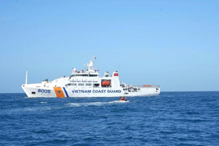 Khi Cảnh sát biển trực Tết: Tranh thủ biển lặng để gói bánh chưng