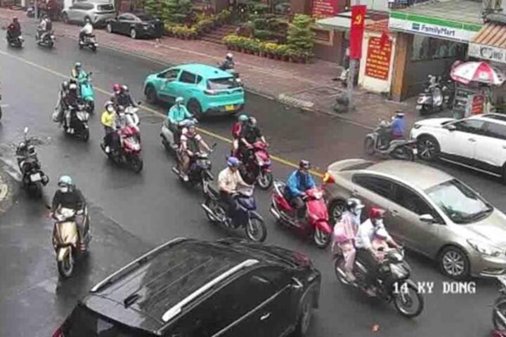 Mưa dông trái mùa diễn ra ở TPHCM, có nơi mưa trên 50 mm