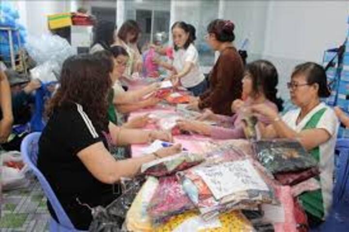 Tặng hơn 1.000 bộ áo dài cho phụ nữ vùng biên