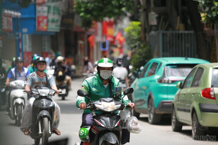 Người Hà Nội 'bọc như ninja' ra đường giữa đợt nắng nóng đầu mùa