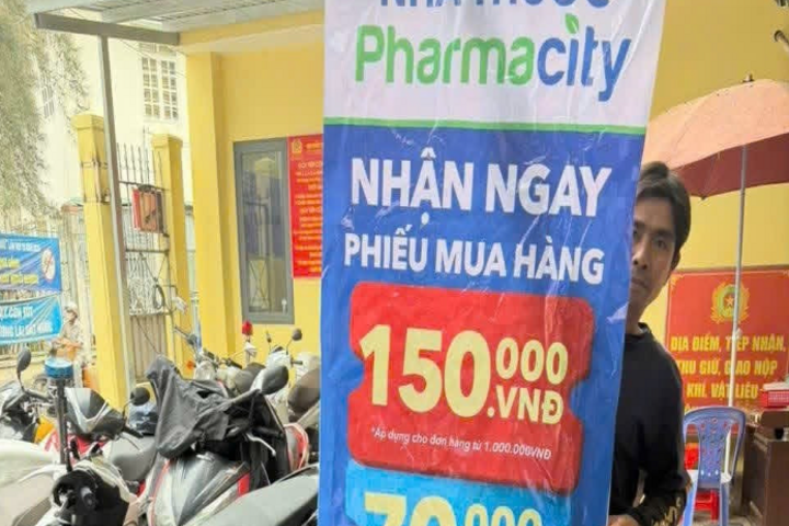 TP. HCM: Công an phường Cát Lái xử lý hai người treo biển quảng cáo Pharmacity trái phép, buộc tháo dỡ trên các tuyến đường