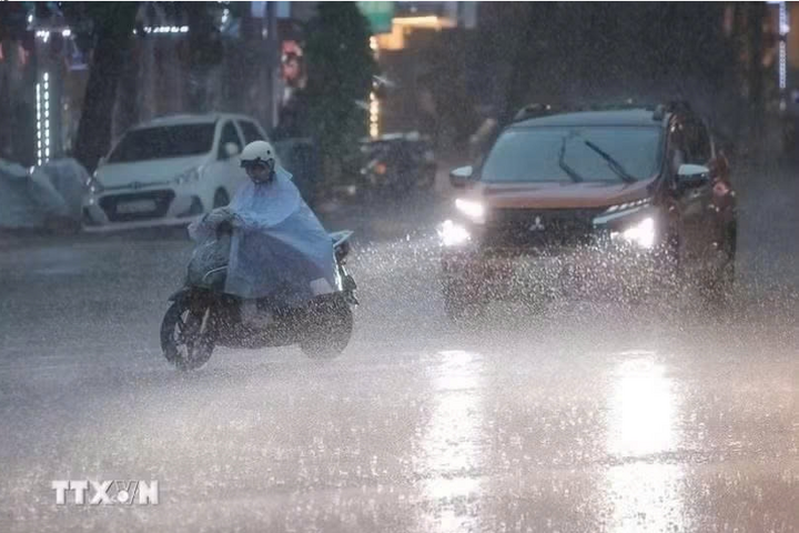 Hà Nội đón mưa dông, cảnh báo lốc, sét, mưa đá