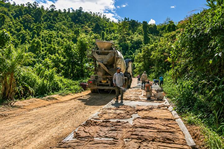 Thủy điện Đakđrinh quyết tâm hoàn thành sửa chữa tuyến đường tránh ngập cho địa phương trước mùa mưa lũ 2026