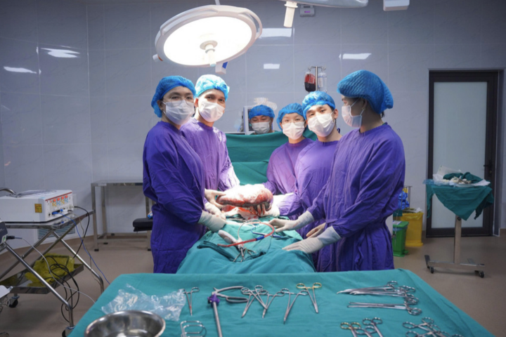 Gia Lai: Cắt bỏ lá lách khổng lồ nặng 3,5kg trong người bệnh nhân U70