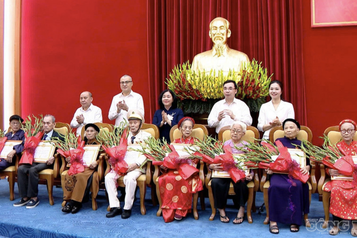 Chủ tịch Ủy ban Trung ương MTTQ Việt Nam trao tặng Huy hiệu 80 năm tuổi Đảng cho các đảng viên ở Phú Thọ