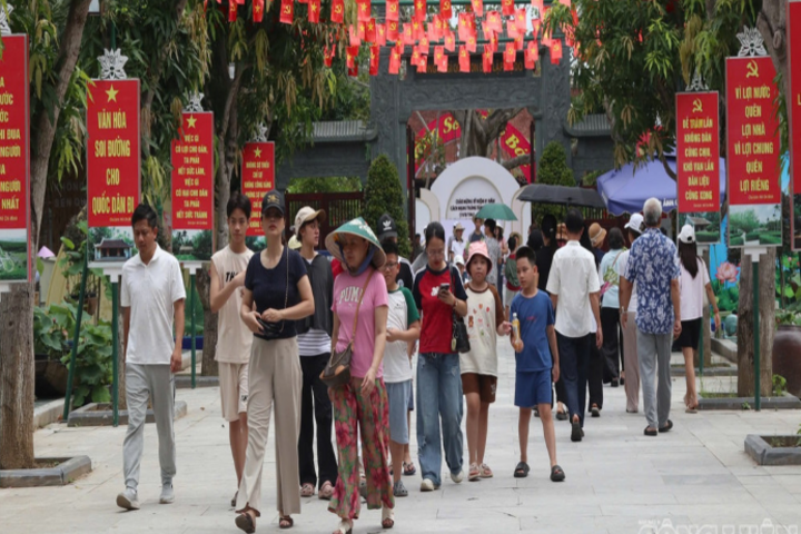 Dòng người muôn phương về thăm quê Bác dịp Tết Độc lập