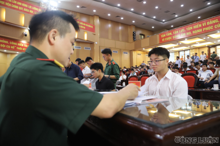 Thủ khoa Học viện Quân y học bạ nhiều môn 10 phẩy làm thủ tục nhập học