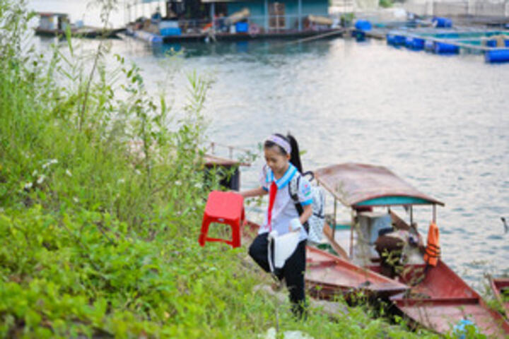Hành trình vượt sông tìm chữ của học trò ở Ngòi Hoa