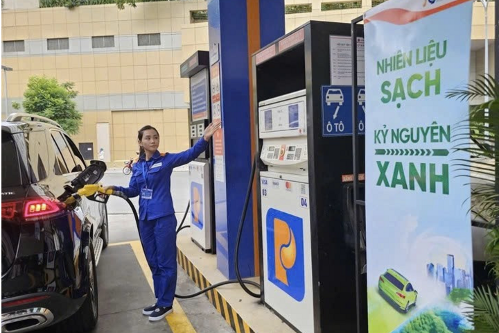 Giá xăng tăng hơn 1.200 đồng/lít