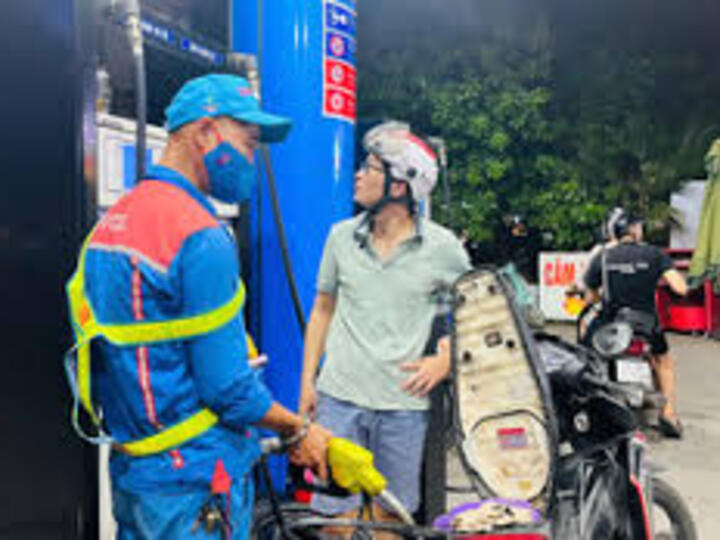 Giá xăng dầu hôm nay ngày 17/11/2025: Tiếp tục tăng mạnh