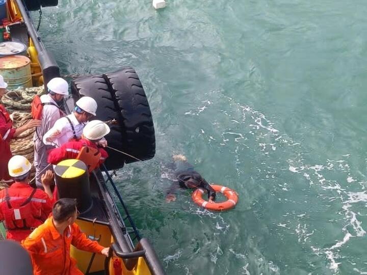 Tàu PTSC 03 kịp thời cứu ngư dân trôi dạt trên biển Dung Quất