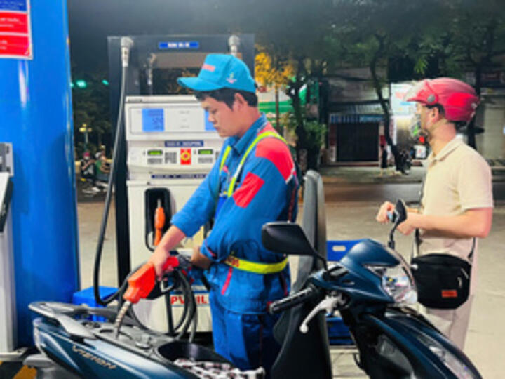 Giá xăng dầu hôm nay 14/1/2026: Tăng mạnh gần 3%