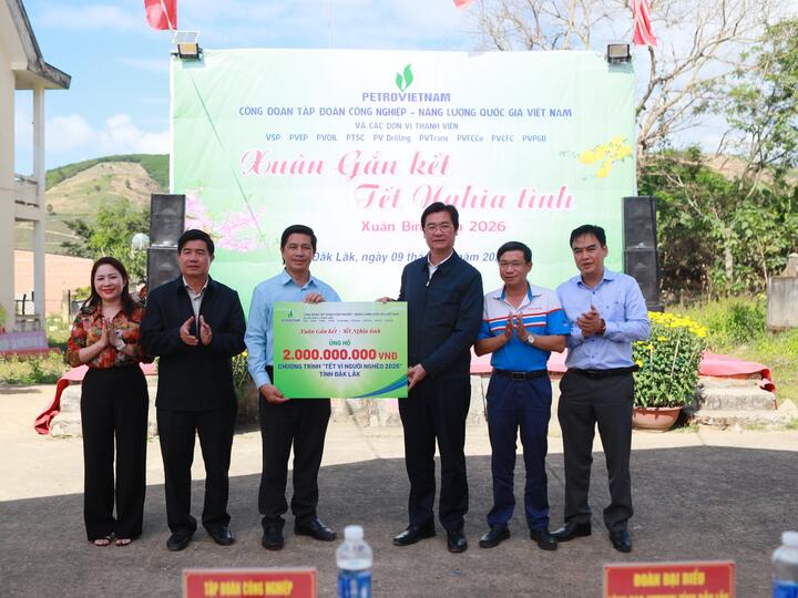 Mang nghĩa tình “Người Petrovietnam” đến với bà con vùng bão lũ tỉnh Đắk Lắk