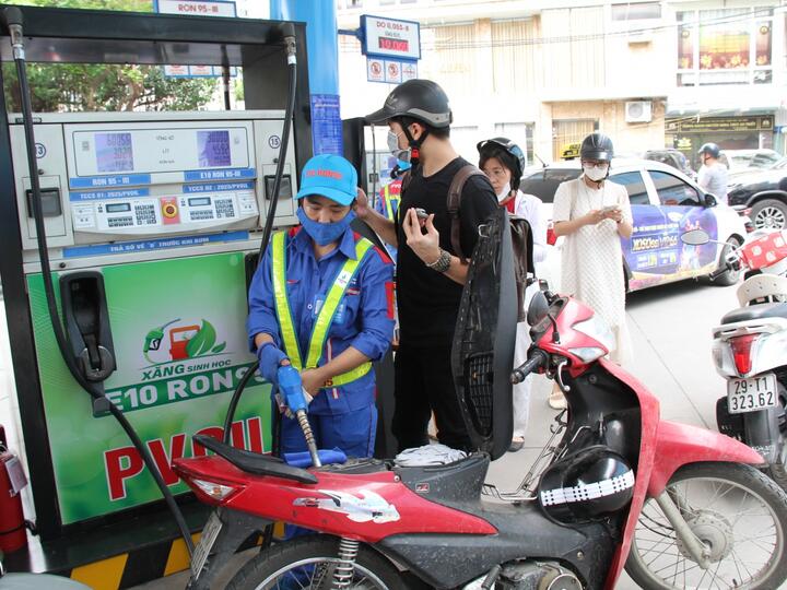 Tăng tốc E10 trước biến động Trung Đông: Người dân dần thích nghi